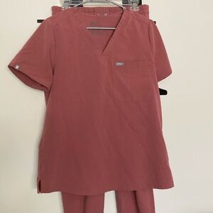 Women’s medium mauve figs scrub set.
